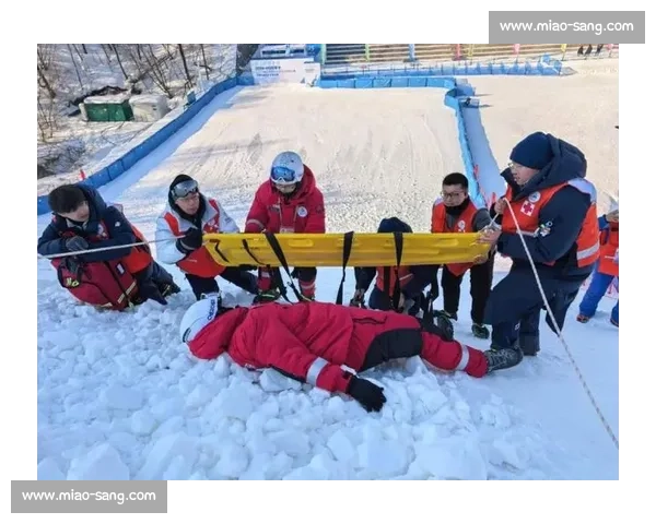 知名企业家雪山滑雪突遇意外失联多日救援队深夜展开生死搜寻行动